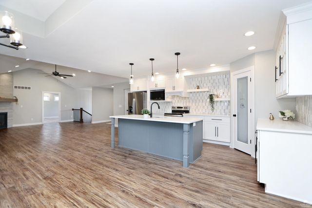 216 Highland Pointe Drive, Manhattan, KS 66503