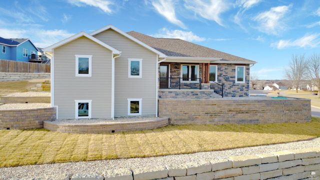 216 Highland Pointe Drive, Manhattan, KS 66503
