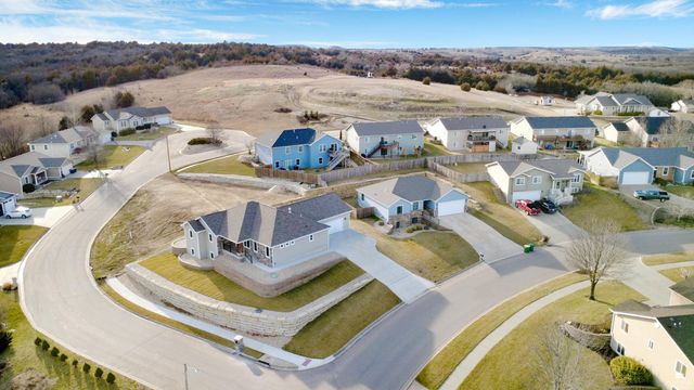 216 Highland Pointe Drive, Manhattan, KS 66503