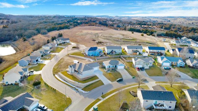216 Highland Pointe Drive, Manhattan, KS 66503