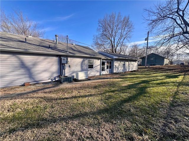 201 S Vine Street, Mclouth, KS 66054