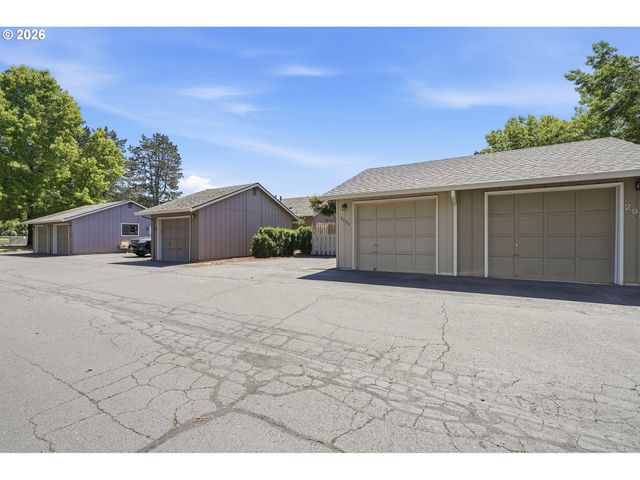 2986 Se BLUE BIRD Dr, Hillsboro, OR 97123