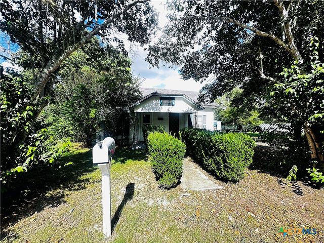 201 Maple Street, Yoakum, TX 77995