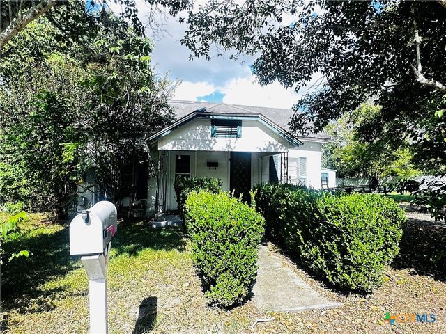 201 Maple Street, Yoakum, TX 77995