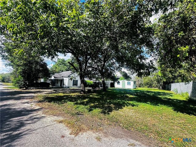 201 Maple Street, Yoakum, TX 77995