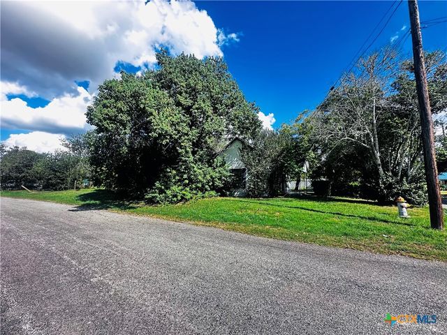 201 Maple Street, Yoakum, TX 77995