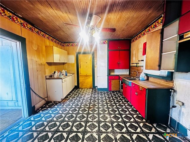 201 Maple Street, Yoakum, TX 77995