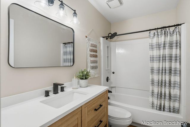 7836 Elbow Drive, Jenison, MI 49428