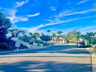 1935 Cresthaven Dr, Vista, CA 92084