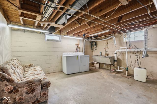 145 S 11th Avenue, Beech Grove, IN 46107