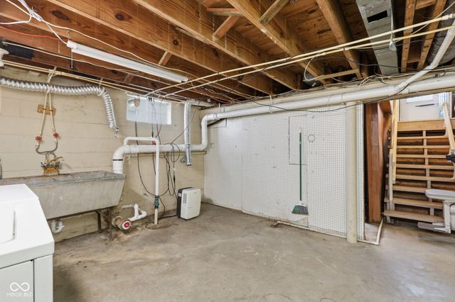 145 S 11th Avenue, Beech Grove, IN 46107