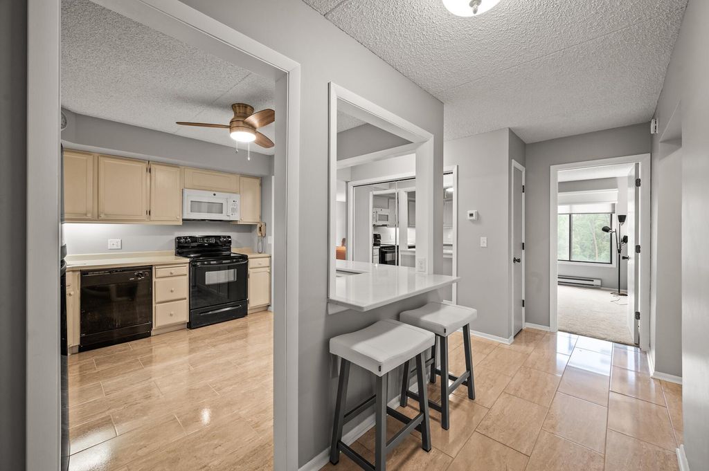2455 Londin Lane E 216, Maplewood, MN 55119 — photo 4
