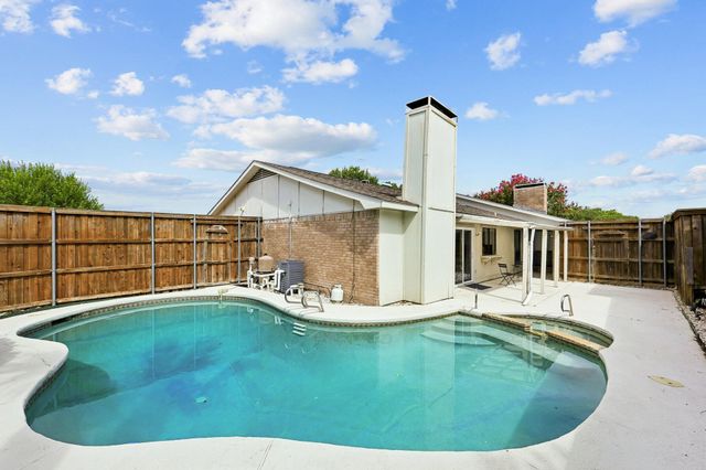 2604 Winding Creek Drive, Carrollton, TX 75007