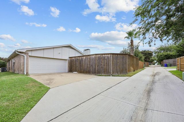 2604 Winding Creek Drive, Carrollton, TX 75007