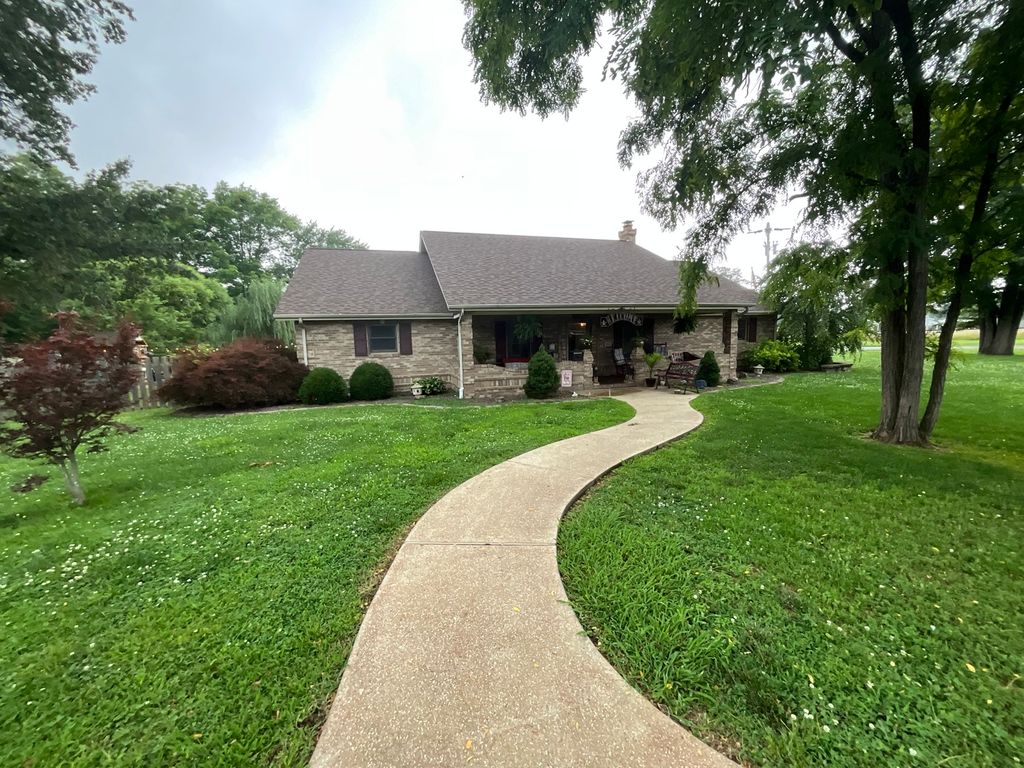 Image 1 of property listing at 303 S Merritt Street, Odin, IL 62870