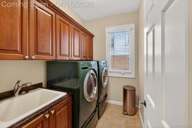 625 Southshore Drive, Oxford Charter Township, MI 48371