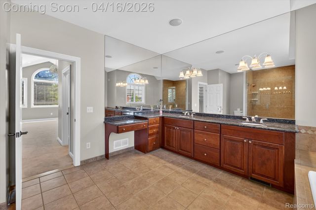 625 Southshore Drive, Oxford Charter Township, MI 48371