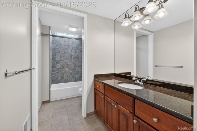 625 Southshore Drive, Oxford Charter Township, MI 48371