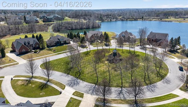 625 Southshore Drive, Oxford Charter Township, MI 48371