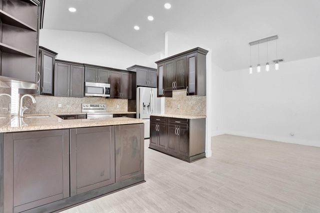 5264 NW 89th Dr, Coral Springs, FL 33067