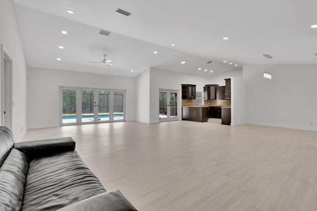 5264 NW 89th Dr, Coral Springs, FL 33067