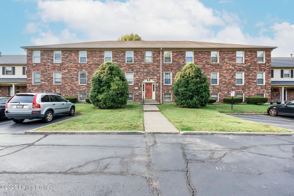 8133 Lake Ave B9, Louisville, KY 40222