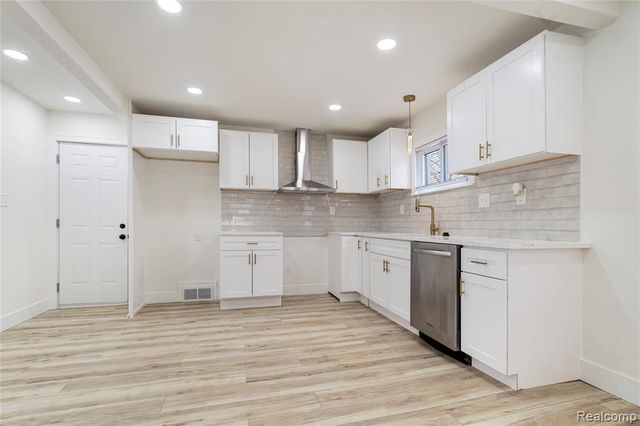 20075 Washtenaw Street, Harper Woods, MI 48225