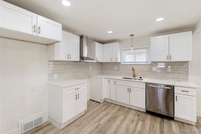 20075 Washtenaw Street, Harper Woods, MI 48225