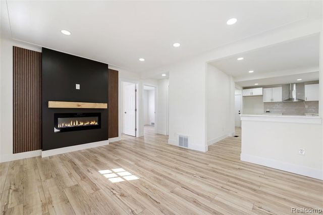 20075 Washtenaw Street, Harper Woods, MI 48225