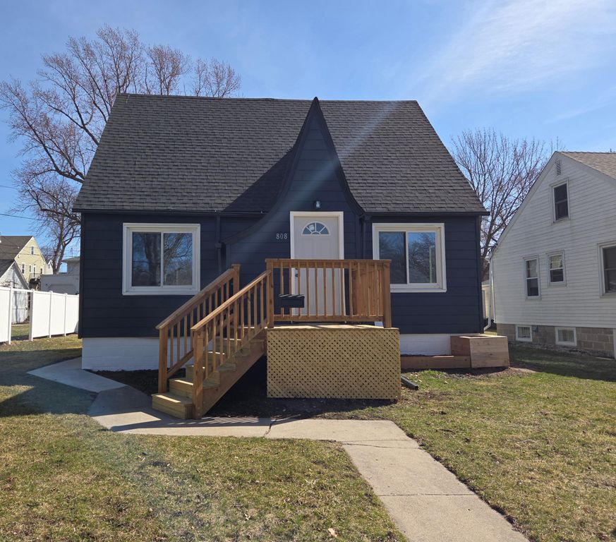 808 Freeborn Avenue, Albert Lea, MN 56007