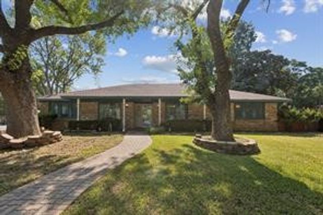 1702 Paisley Drive, Arlington, TX 76015