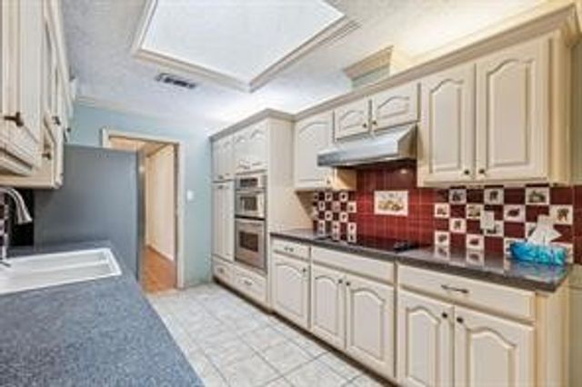 1702 Paisley Drive, Arlington, TX 76015