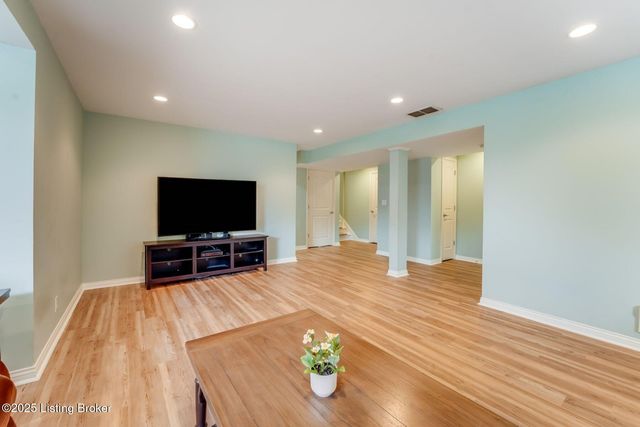 329 Links Dr, Simpsonville, KY 40067