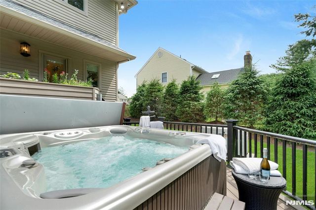 527 Lydia Lane, Wyckoff, NJ 07481