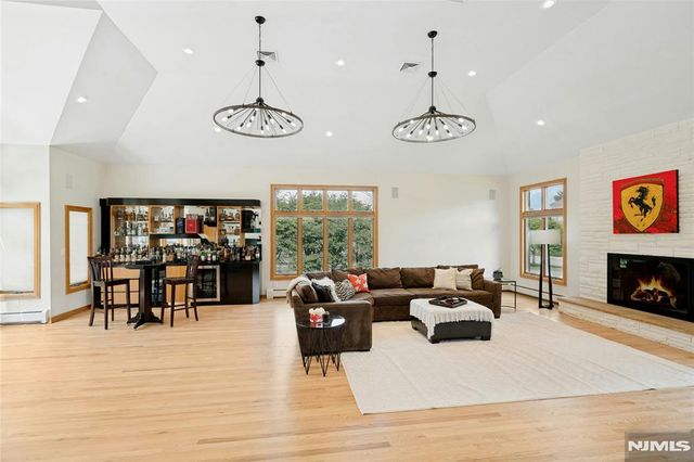 527 Lydia Lane, Wyckoff, NJ 07481