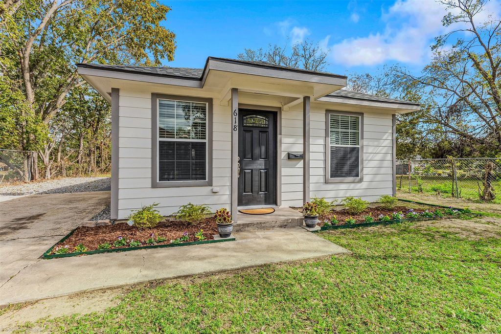 618 Pine Street, Bonham, TX 75418