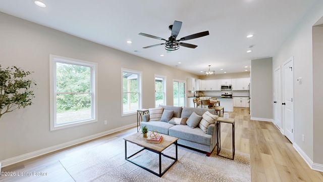 8205 Roseborough Rd, Louisville, KY 40228