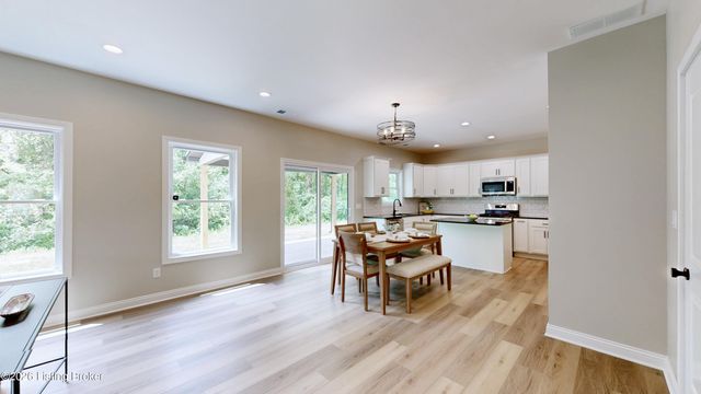 8205 Roseborough Rd, Louisville, KY 40228