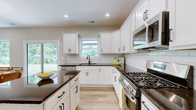 8205 Roseborough Rd, Louisville, KY 40228