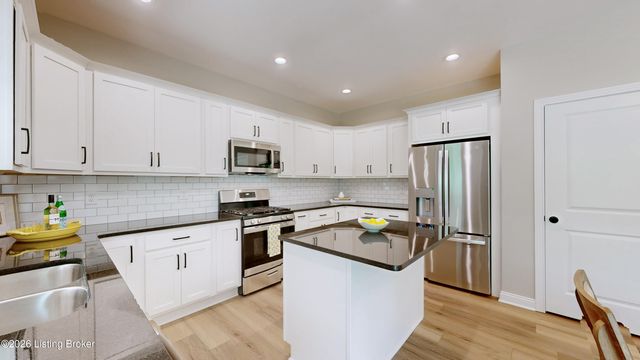 8205 Roseborough Rd, Louisville, KY 40228