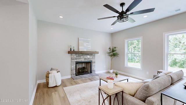 8205 Roseborough Rd, Louisville, KY 40228