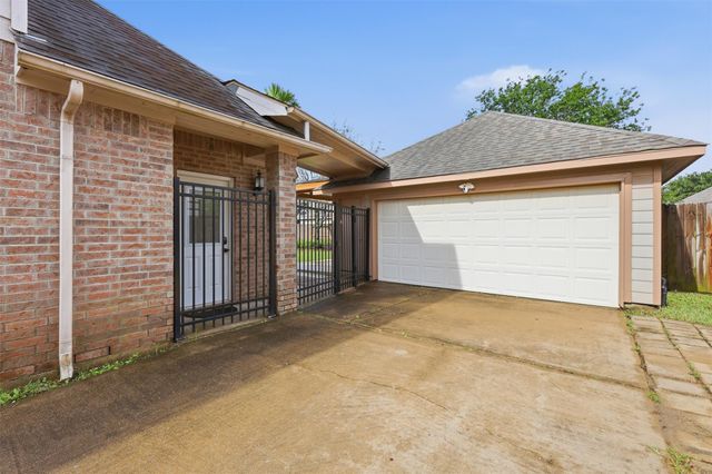 3406 Castle Pond Court, Pearland, TX 77584