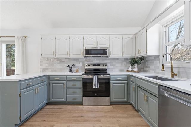 10809 W 76th Street, Overland Park, KS 66214