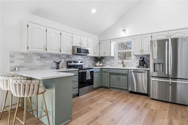 10809 W 76th Street, Overland Park, KS 66214