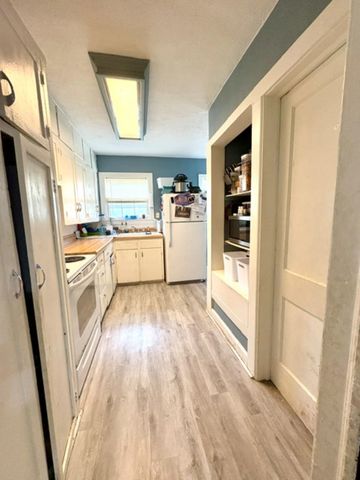 426 W Cave Springs AVe, El Dorado, KS 67042