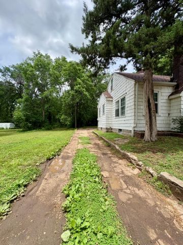 426 W Cave Springs AVe, El Dorado, KS 67042