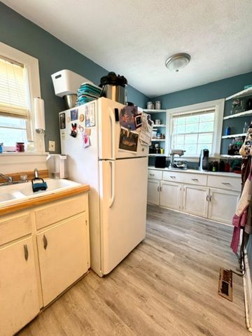 426 W Cave Springs AVe, El Dorado, KS 67042