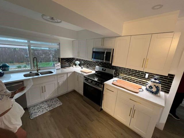 6220 NW 19th St, Sunrise, FL 33313
