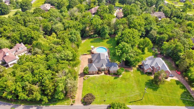 1135 Stirlingshire Dr, Hendersonville, TN 37075