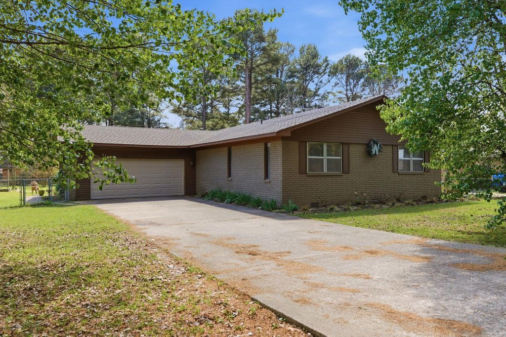 901 W Iowa St Street, Beebe, AR 72012